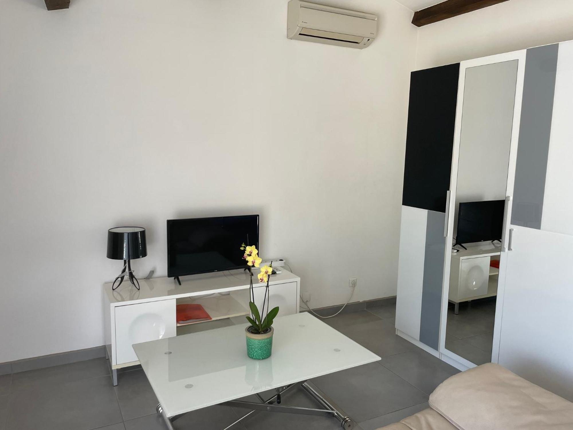 Studio Charmant Avec Terrasse Lançon-Provence Εξωτερικό φωτογραφία